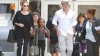 Angelina Jolie con Brad Pitt y algunos de sus hijos.