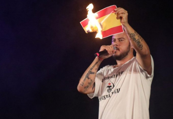El rapero Pablo Hasél recibe en prisión otra querella por la quema de una bandera de España