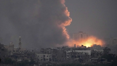 Humo y fuego tras un ataque aéreo israelí en la Franja de Gaza, el 14 de octubre de 2023