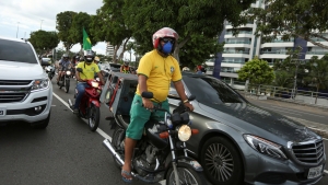 Partidarios de Jair Bolsonaro protestan en Manaos contra las medidas de aislamiento social por el coronavirus.