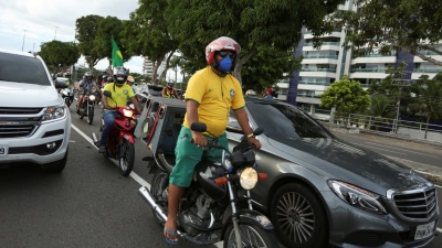 Partidarios de Jair Bolsonaro protestan en Manaos contra las medidas de aislamiento social por el coronavirus.