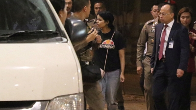 Rahaf Mohammed Mutlaq Alqunun acompañada por miembros del ACNUR y autoridades tailandesas de inmigración en Bangkok (Tailandia), el 7 de enero de 2019.