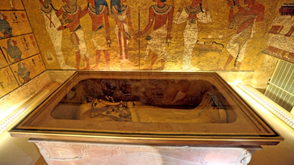 El sarcófago dorado del rey Tutankamón en su cámara funeraria se ve en el Valle de los Reyes, en Luxor, Egipto, el 28 de noviembre de 2015.