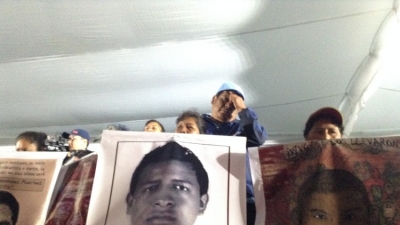 Familias de los 43 normalistas de Ayotzinapa.