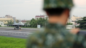 Un avión de combate F-16V de la Fuerza Aérea de China durante unos ejercicios militares en Changhua, Taiwán, el 28 de mayo de 2019.