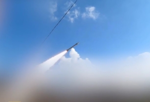 Medios israelíes: Por primera vez, Hezbolá lanza misiles que alcanzan más de 200 km de la frontera.