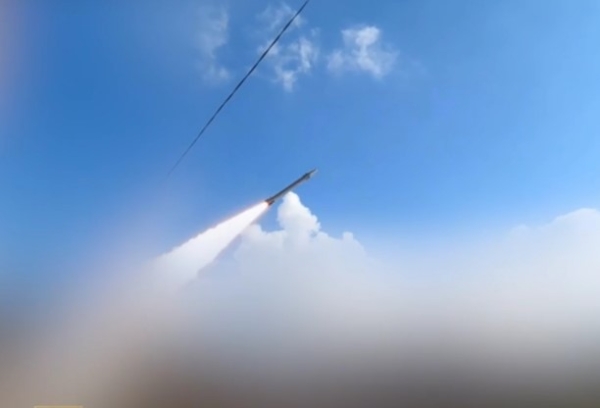 Medios israelíes: Por primera vez, Hezbolá lanza misiles que alcanzan más de 200 km de la frontera.