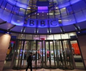 Investigan a un presentador de la BBC que habría pagado a un menor por fotos sexuales