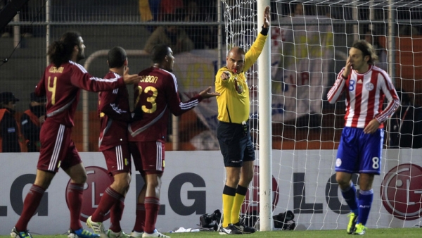 El árbitro Francisco Chacón durante el partido entre Venezuela y Paraguay, en Mendoza, 20 de julio de 2011.  