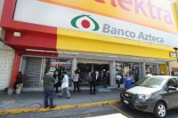 Desde inicios de abril, Elektra y Banco Azteca recurrieron a la protección de la justicia para no bajar las cortinas de sus negocios.