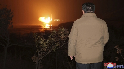 El líder norcoreano, Kim Jong-un, observa el despegue del cohete portador Chollima-1, que lleva el satélite espía Malligyong-1, Corea del Norte, el 21 de noviembre de 2023