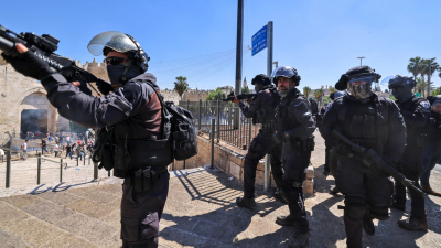 Las fuerzas de seguridad de Israel disparan gases lacrimógenos contra unos manifestantes palestinos durante unas protestas en Jerusalén Este, el 18 de mayo de 2021