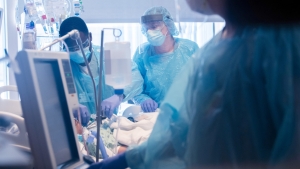 Miembros del personal médico del Northwestern Memorial Hospital en Chicago, EE.UU., mayo de 2020.