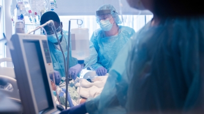 Miembros del personal médico del Northwestern Memorial Hospital en Chicago, EE.UU., mayo de 2020.