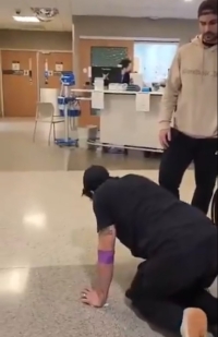 Acude a hospital en EE.UU. por crisis de cálculos renales, ruega por ayuda y lo ignoran