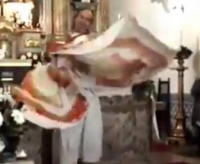 Captan a sacerdote bailando y lo llaman #LadyPadre