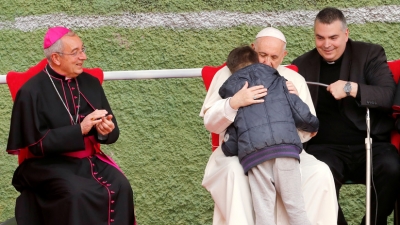 El papa Francisco abraza a un niño identificado como Emanuele durante un evento en Roma, el 15 de abril de 2018.
