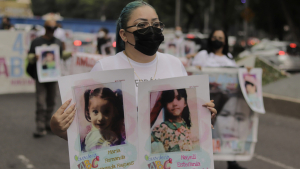 Madres y padres de los niños fallecidos y heridos en el incendio de la guardería ABC marchan en la ciudad de México, 5 de junio de 2021.