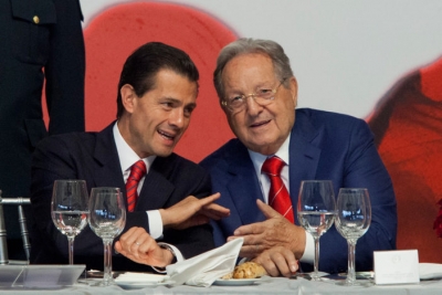 Enrique Peña Nieto y Olegario Vázquez Raña en un acto público en septiembre de 2015. Foto: Eduardo Miranda