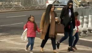 Las mellizas Emalí Guadalupe y María Joaquina, acompañadas de su madre Emma Coronel y la abogada boricua Mariel Colón durante una visita en la corte de Nueva York, antes de que le dictaran sentencia a "El Chapo"