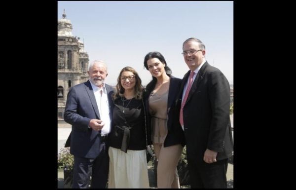 El canciller Marcelo Ebrard acompañó el mensaje con una foto donde se le ve con su esposa, Rosalinda Bueso, con el líder brasileño y su esposa, María Leticia Lula da Silva, del año pasado.