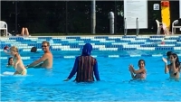 Polémica en Francia: pidieron desinfectar una piscina después de que se bañara una mujer con burkini