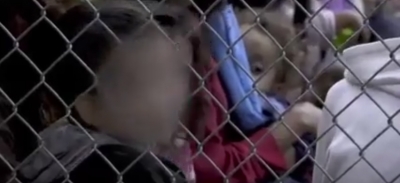 En un almacén en el sur de Texas, cientos de niños migrantes separados de sus padres aguardan en jaulas de metal. Una de ellas tenía 20 menores.