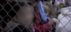 En un almacén en el sur de Texas, cientos de niños migrantes separados de sus padres aguardan en jaulas de metal. Una de ellas tenía 20 menores.