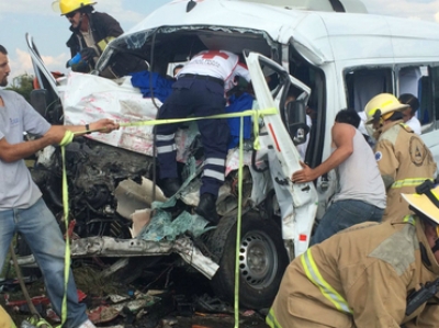 Personal del Servicio Médico Forense se trasladó al lugar para levantar a los cuerpos.
