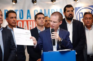 Aclara. Ricardo Anaya, líder del PAN, mostró en conferencia en Coahuila, uno de los boletos de avión “en clase turista&quot;.