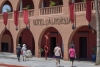 Un grupo de turistas pasa en frente del Hotel California en el pueblo de Todos los Santos en México.