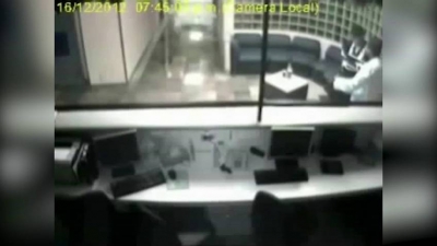 Imágenes que captan la entrada del asesino del líder del cártel de Los Rojos en el hospital América Sur en diciembre de 2012