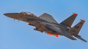 Un caza F-15 lleva una bomba de prueba B61