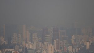 Vista de Ciudad de México bajo una nata de esmog.