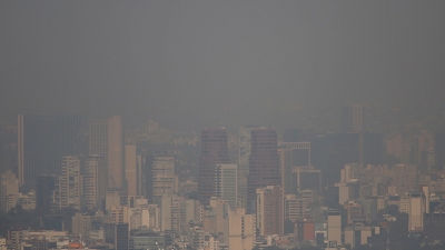 Vista de Ciudad de México bajo una nata de esmog.