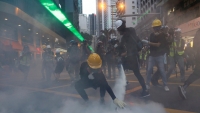 Manifestantes antigubernamentales durante un enfrentamiento con la Policía en el barrio de Wan Chai el 11 de agosto del 2019.