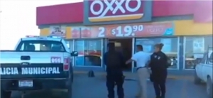 Según informe de medios de comunicación, el hombre finalmente fue detenido y se le impusieron sanciones.