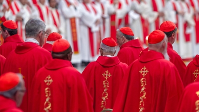 Los cardenales en la misa del cuarto día de los nueve días de luto por el difunto papa Francisco, en la basílica de San Pedro en el Vaticano.