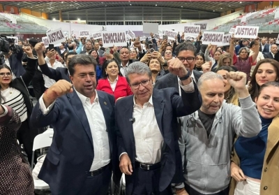 La reforma al Poder Judicial fue aprobada durante la madrugada del 4 de septiembre de 2024. En la imagen, el coordinador de Morena en la Cámara de Diputados, Ricardo Monreal, y la bancada del partido, celebran la resolución, en la Sala de Armas de Ciudad Deportiva, en la capital del país.