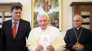 El periodistas Peter Seewald (izqda) y Benedicto XVI en una imagen de archivo