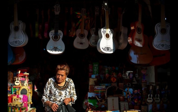 Una mujer vende guitarras estilo &quot;Coco&quot; en su negocio en Paracho, Michoacán.  