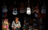 Una mujer vende guitarras estilo &quot;Coco&quot; en su negocio en Paracho, Michoacán.