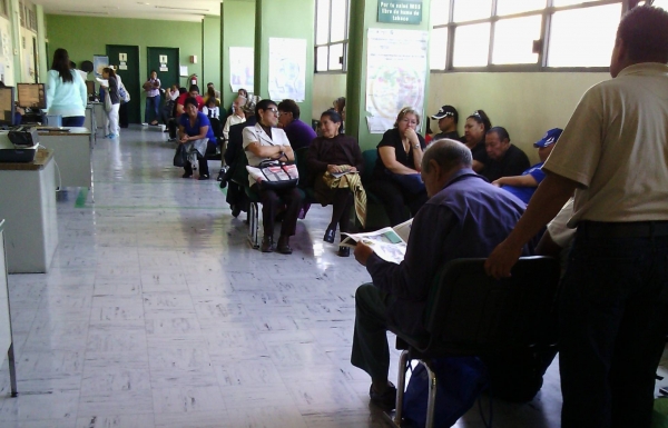 Sala de espera de una clínica del IMSS en el centro de la Ciudad de México. 