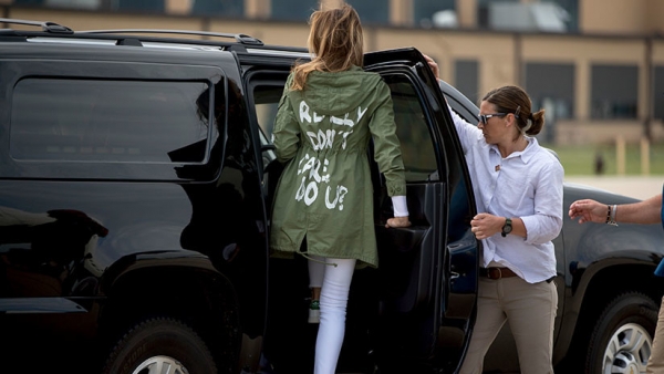 &quot;No me importa&quot;: Melania Trump luce una polémica chaqueta en su visita a los niños en la frontera