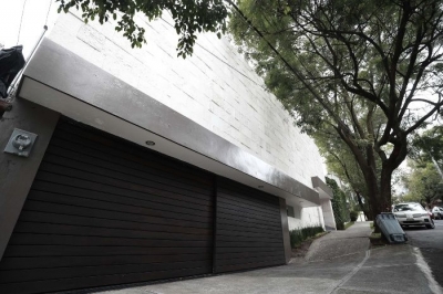 Fachada de la casa de Barrales en Las Lomas de Chapultepec.