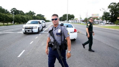 Un agente de policía bloquea la calle en Baton Rouge