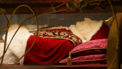 El cuerpo del papa Juan XXIII permanece expuesto en el altar San Jerónimo durante una misa celebrada en la Basílica de San Pedro, en la Ciudad del Vaticano