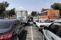 En el cruce céntrico de Federalismo y Juárez se observó que el tiempo para pasar es de alrededor de 5 minutos en hora pico.