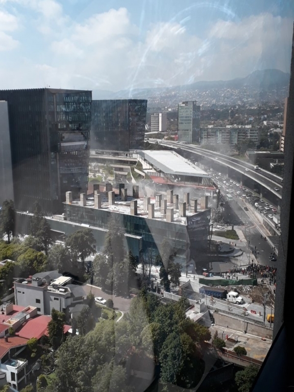 Se desploma una parte del centro comercial Artz Pedregal en la Ciudad de México