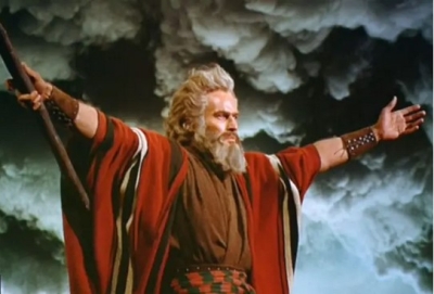 Charlton Heston como Moisés en la epopeya bíblica "Los Diez Mandamientos".